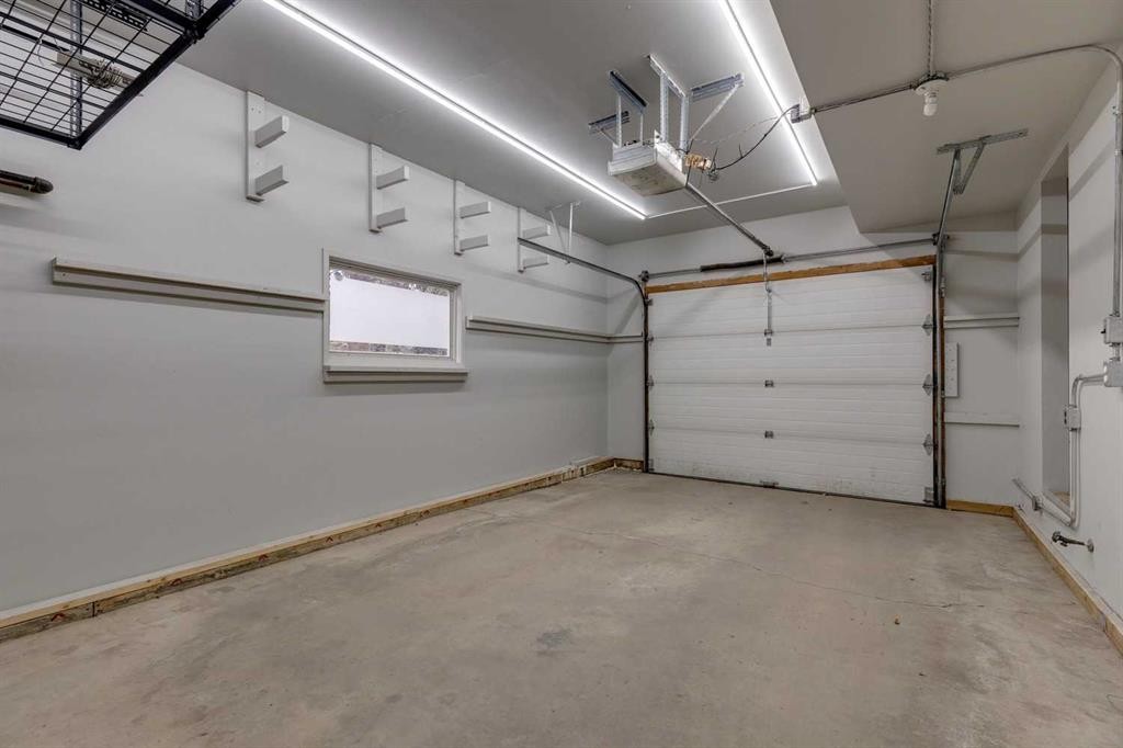 4023 Varmoor Road Nw, Calgary, AB - Indoor Photo Showing Garage