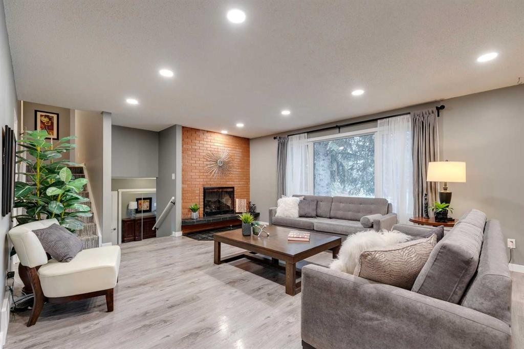 4023 Varmoor Road Nw, Calgary, AB - Indoor With Fireplace