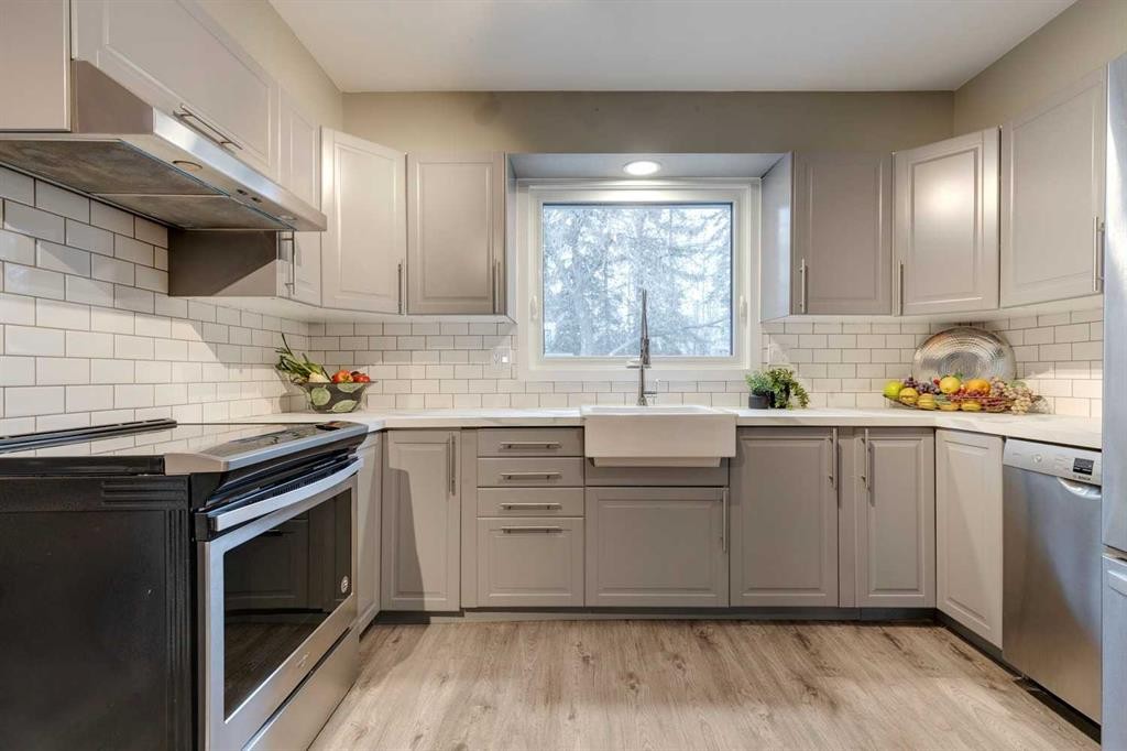 4023 Varmoor Road Nw, Calgary, AB - Indoor Photo Showing Kitchen With Stainless Steel Kitchen With Upgraded Kitchen