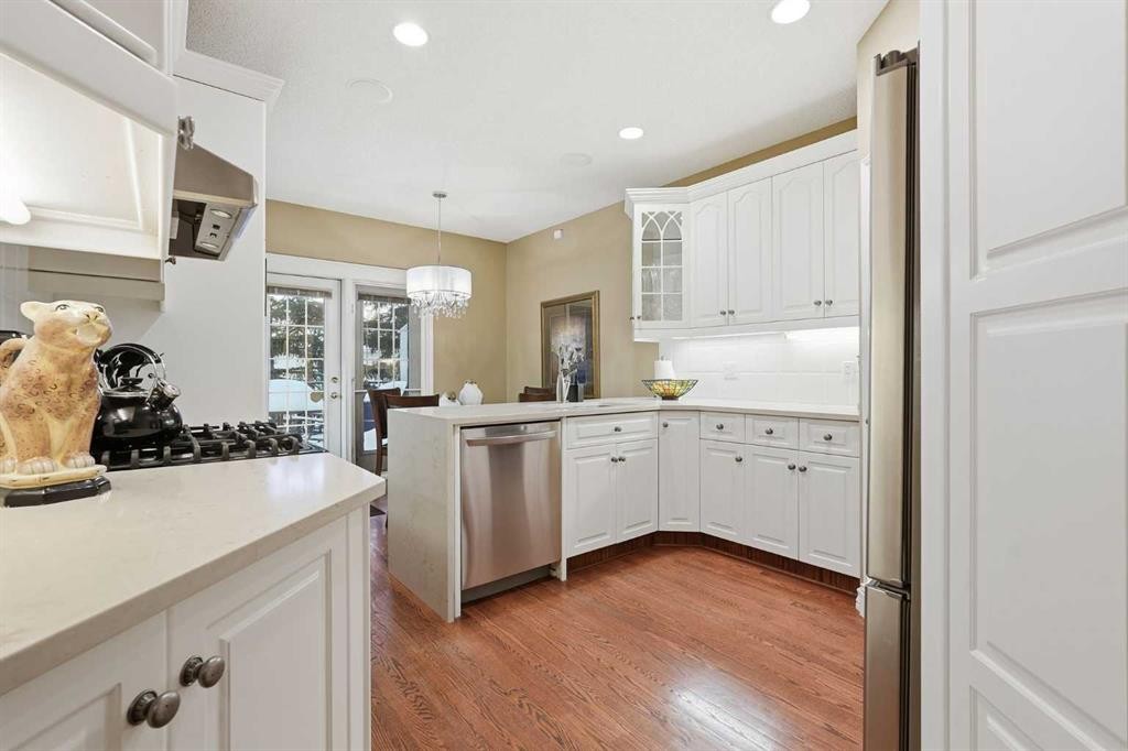23 Prominence Point Sw, Calgary, AB - Indoor Photo Showing Kitchen