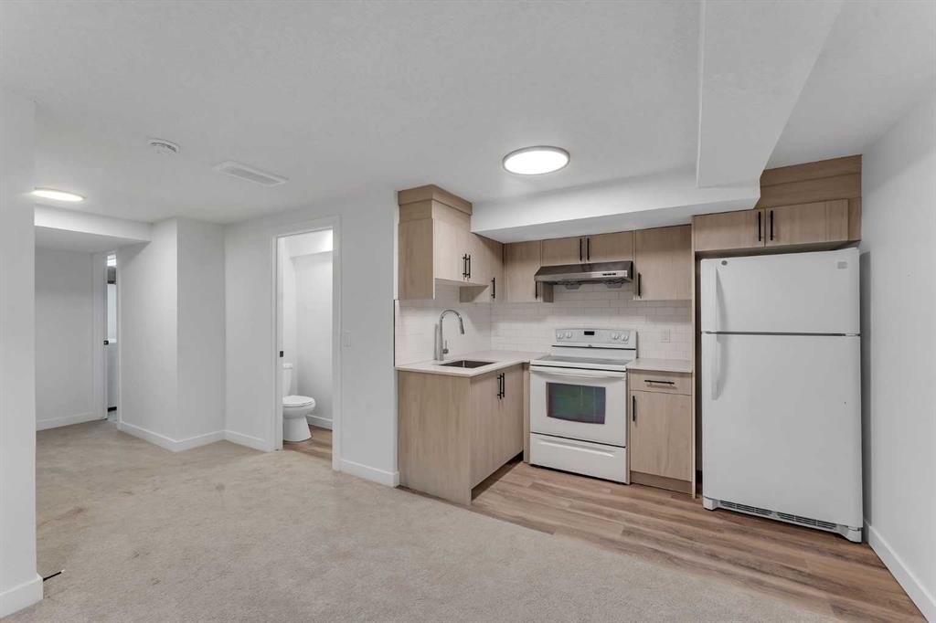 199 Cedardale Road Sw, Calgary, AB - Indoor Photo Showing Kitchen