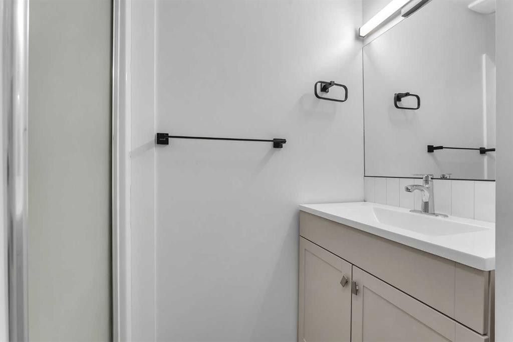 199 Cedardale Road Sw, Calgary, AB - Indoor Photo Showing Bathroom