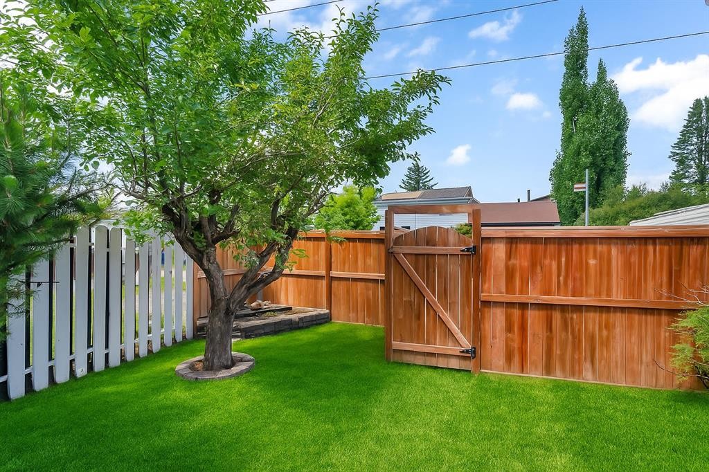 199 Cedardale Road Sw, Calgary, AB - Outdoor With Backyard