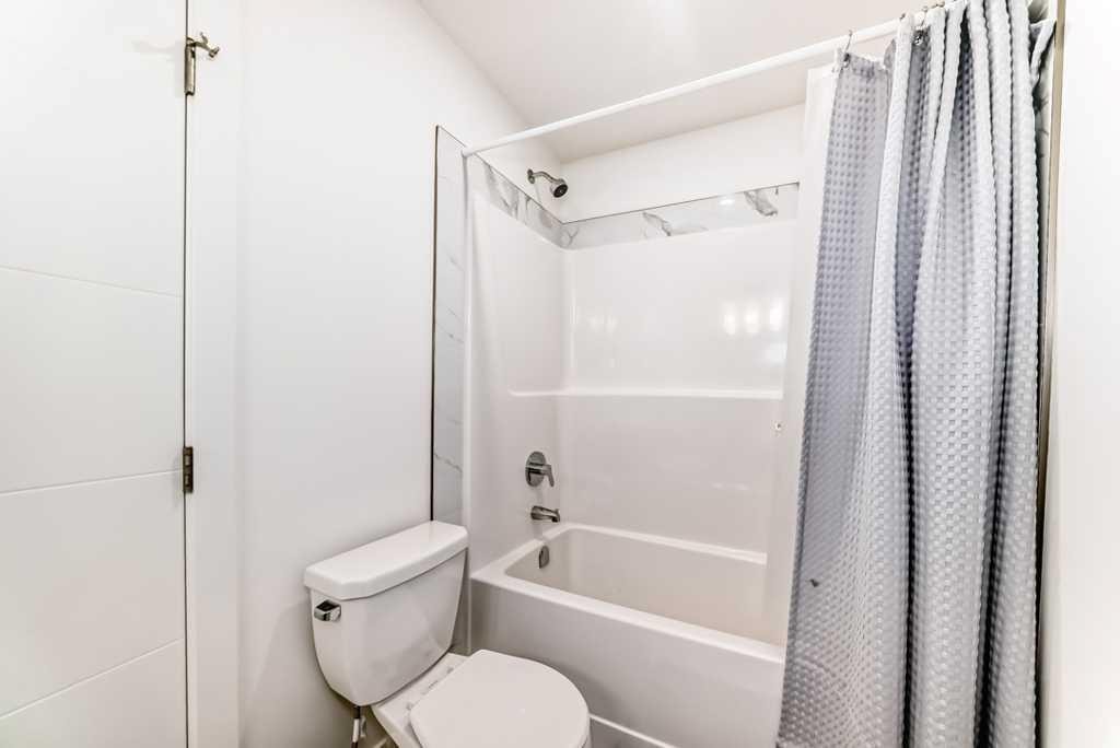 53 Spring Creek Common Sw, Calgary, AB - Indoor Photo Showing Bathroom
