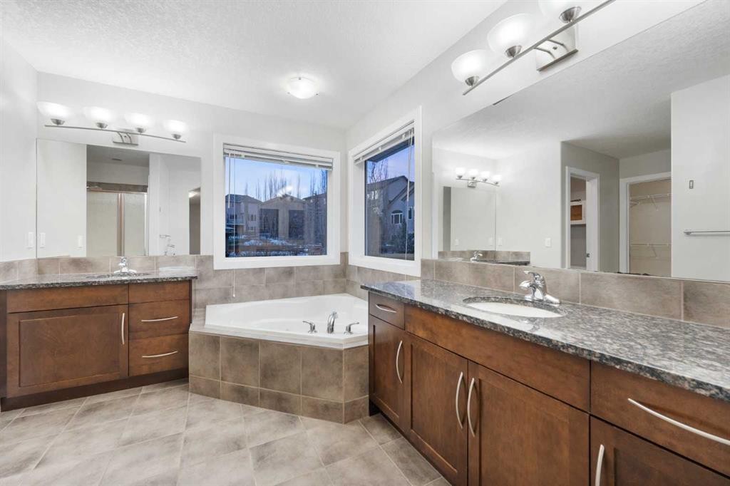 70 Royal Ridge Manor Nw, Calgary, AB - Indoor Photo Showing Bathroom