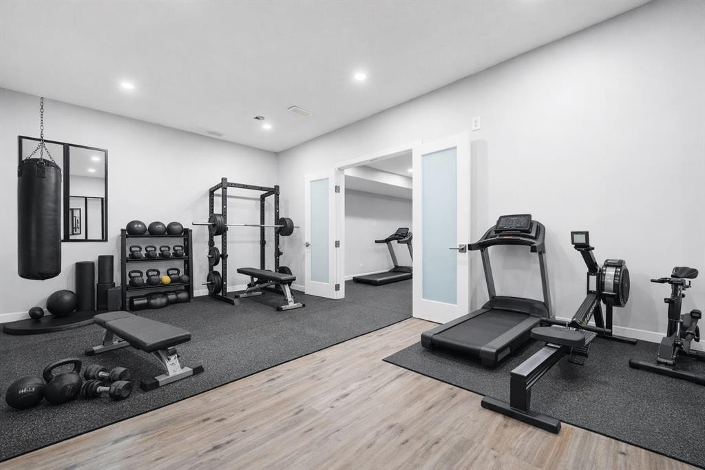 70 Royal Ridge Manor Nw, Calgary, AB - Indoor Photo Showing Gym Room