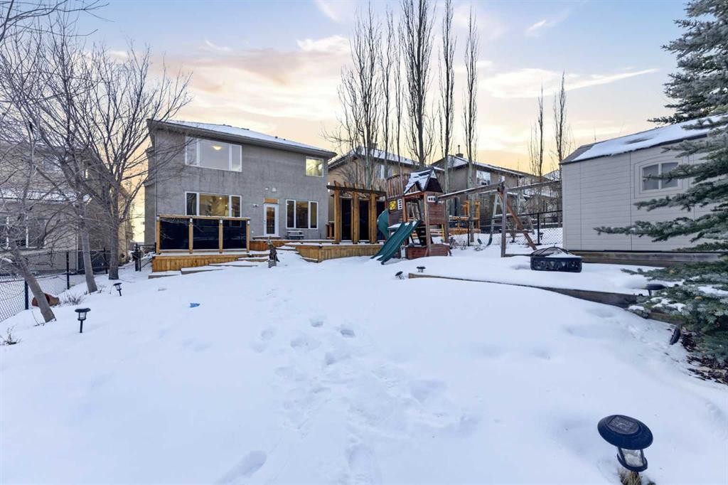 70 Royal Ridge Manor Nw, Calgary, AB - Outdoor