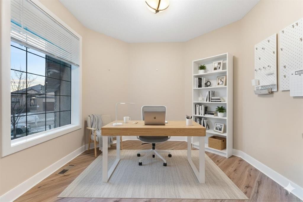70 Royal Ridge Manor Nw, Calgary, AB - Indoor Photo Showing Office