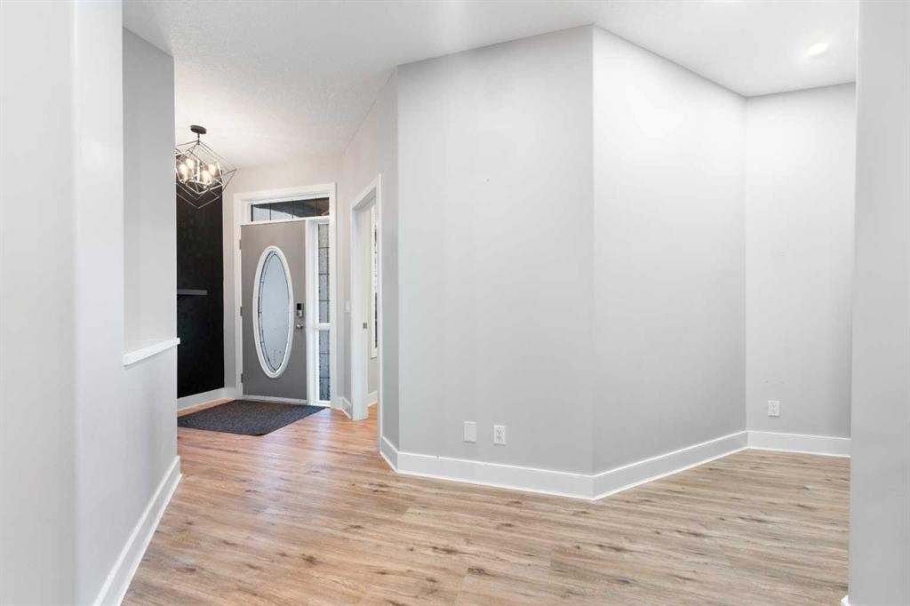 70 Royal Ridge Manor Nw, Calgary, AB - Indoor Photo Showing Other Room