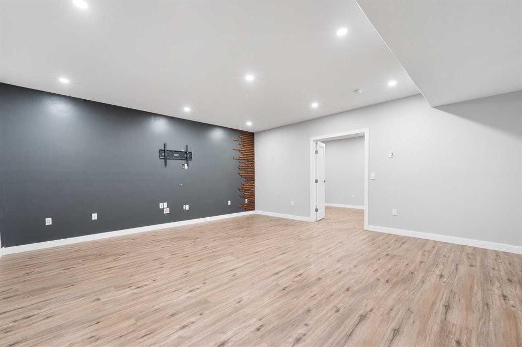 70 Royal Ridge Manor Nw, Calgary, AB - Indoor Photo Showing Other Room
