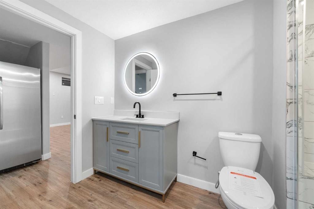 70 Royal Ridge Manor Nw, Calgary, AB - Indoor Photo Showing Bathroom