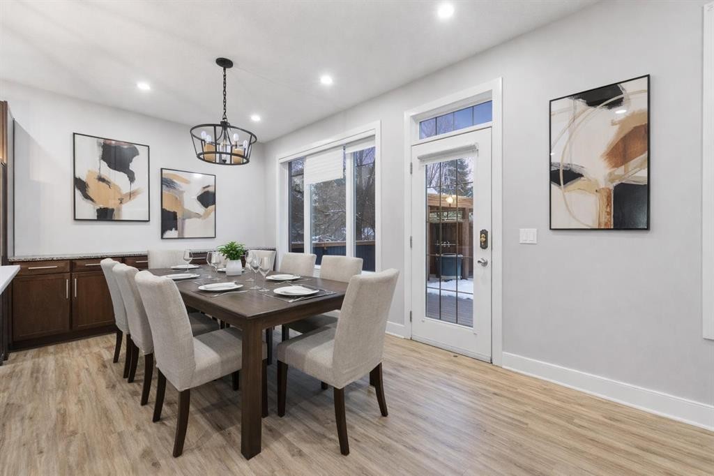 70 Royal Ridge Manor Nw, Calgary, AB - Indoor Photo Showing Dining Room