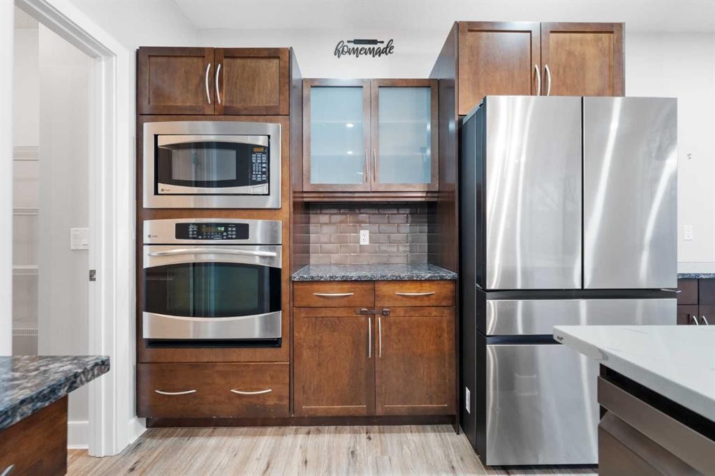 70 Royal Ridge Manor Nw, Calgary, AB - Indoor Photo Showing Kitchen With Upgraded Kitchen