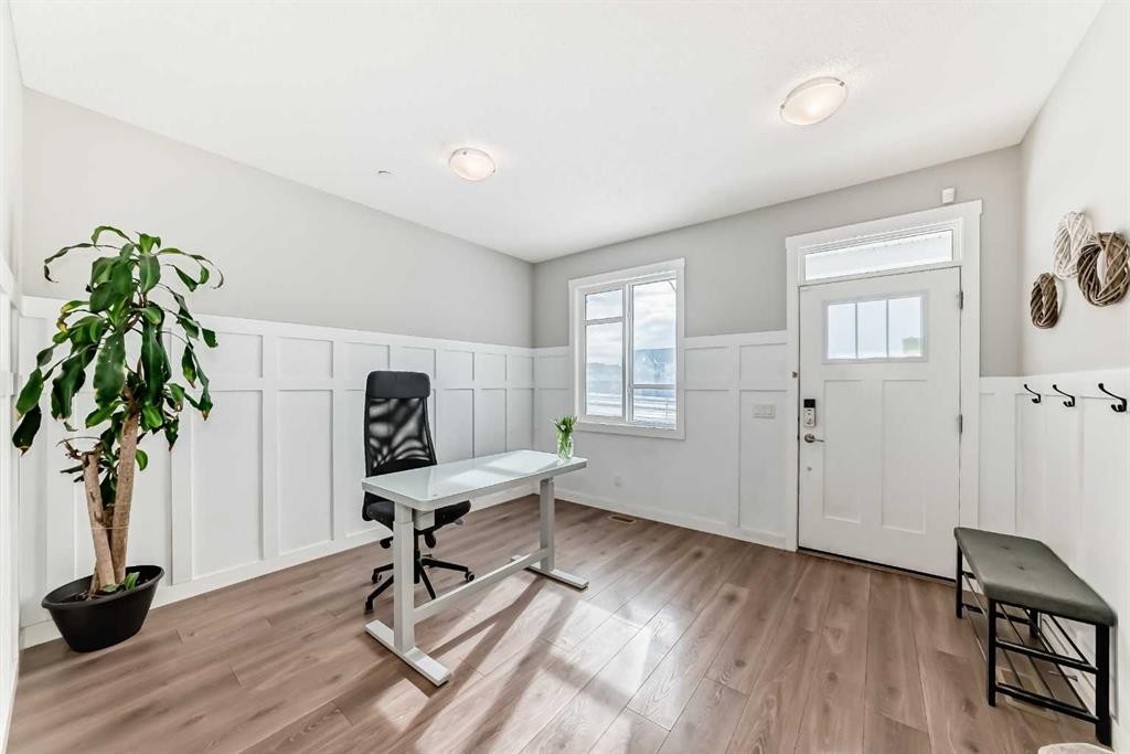 129 Lucas Crescent Nw, Calgary, AB - Indoor Photo Showing Office