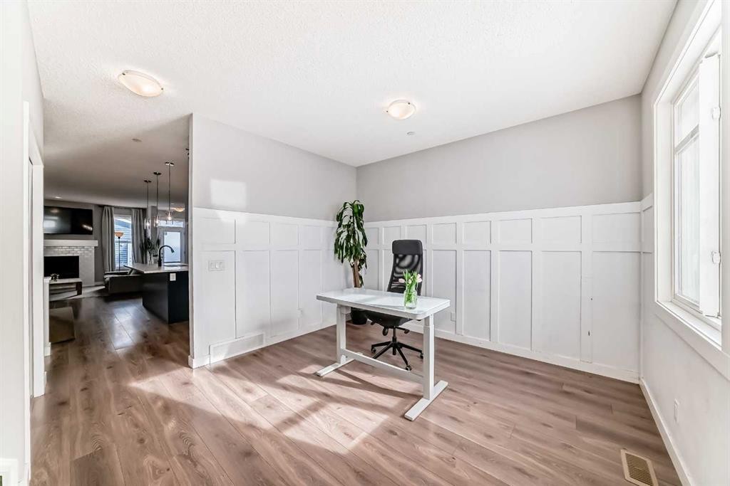 129 Lucas Crescent Nw, Calgary, AB - Indoor Photo Showing Other Room
