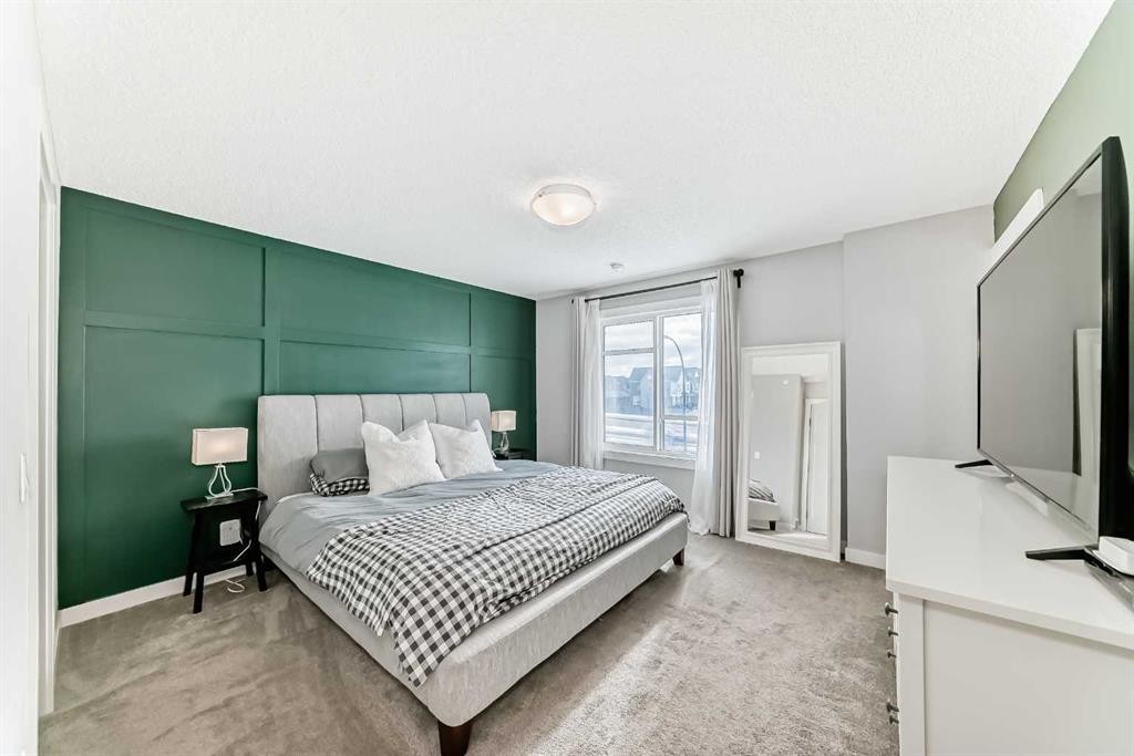 129 Lucas Crescent Nw, Calgary, AB - Indoor Photo Showing Bedroom