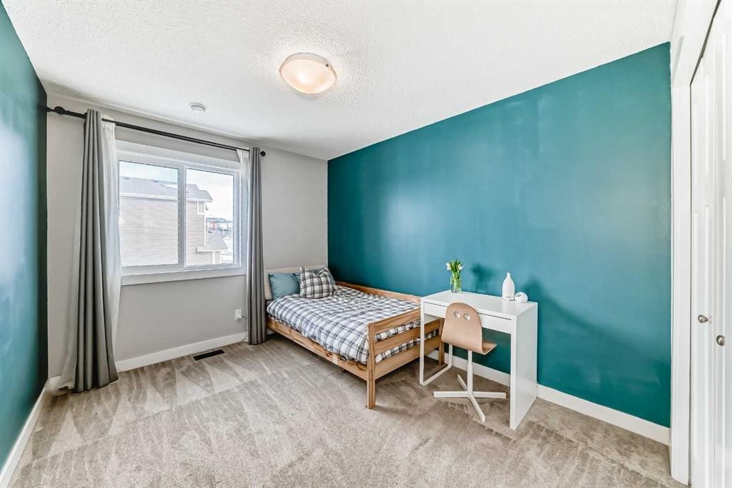 129 Lucas Crescent Nw, Calgary, AB - Indoor Photo Showing Bedroom