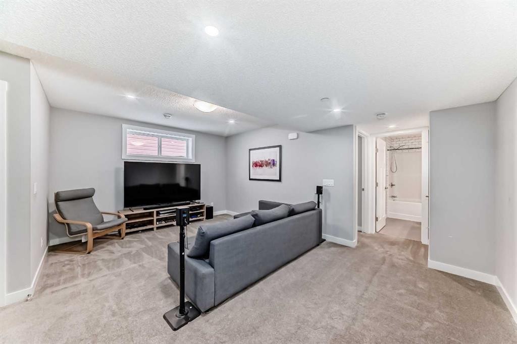 129 Lucas Crescent Nw, Calgary, AB - Indoor Photo Showing Other Room