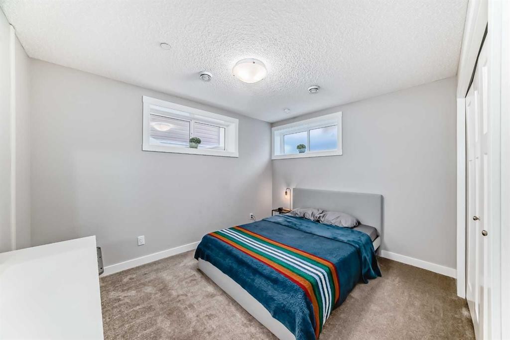 129 Lucas Crescent Nw, Calgary, AB - Indoor Photo Showing Bedroom
