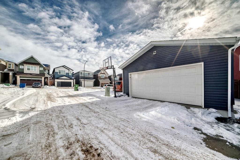 129 Lucas Crescent Nw, Calgary, AB - Outdoor