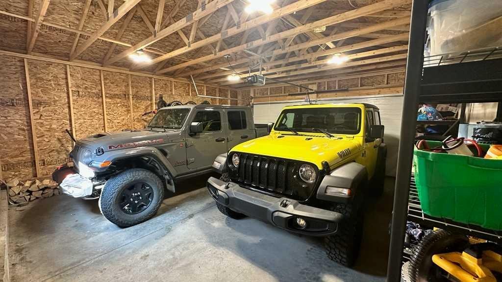 129 Lucas Crescent Nw, Calgary, AB - Indoor Photo Showing Garage