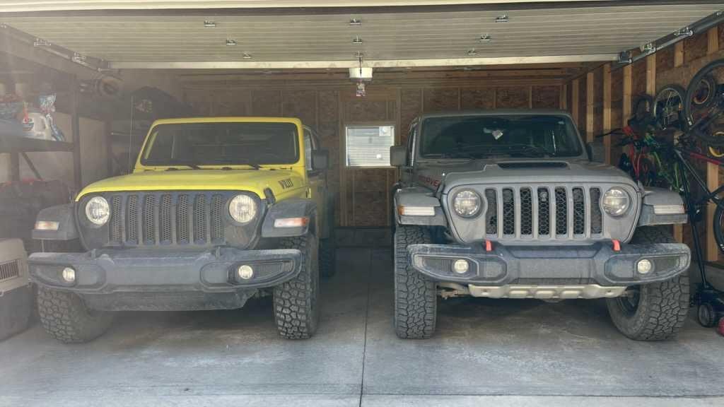 129 Lucas Crescent Nw, Calgary, AB - Indoor Photo Showing Garage