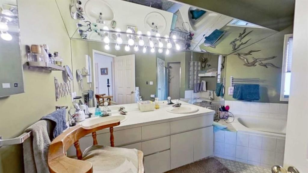 2219 Westmount Road Nw, Calgary, AB - Indoor Photo Showing Bathroom