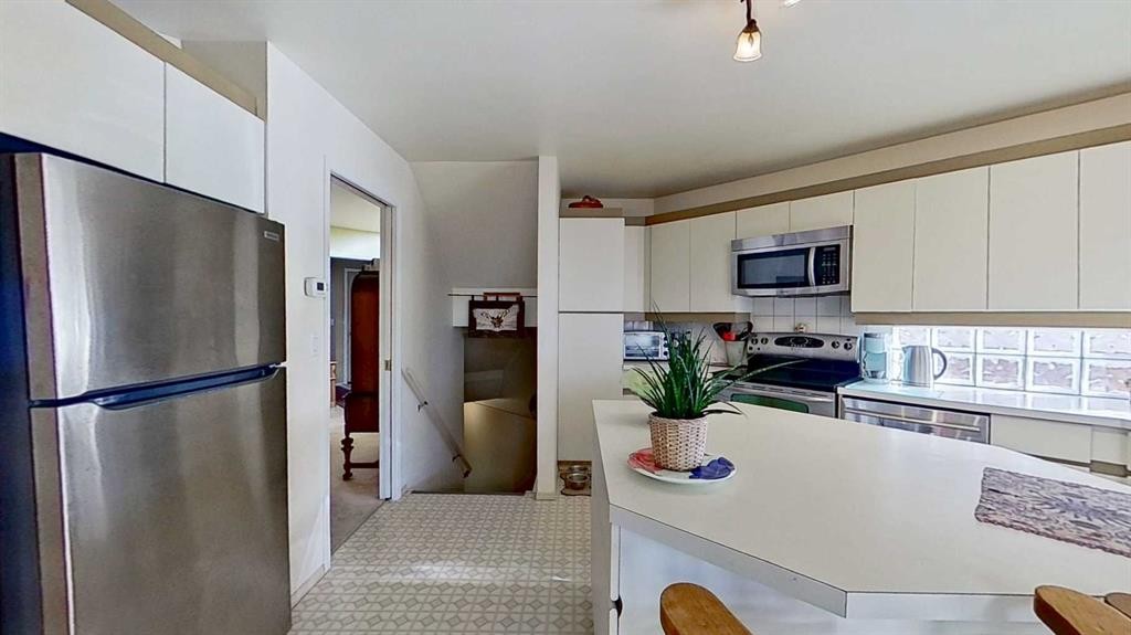 2219 Westmount Road Nw, Calgary, AB - Indoor Photo Showing Kitchen