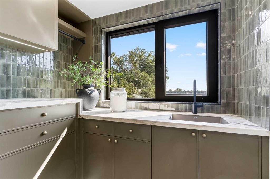 692 West Chestermere Drive, Chestermere, AB - Indoor Photo Showing Bathroom