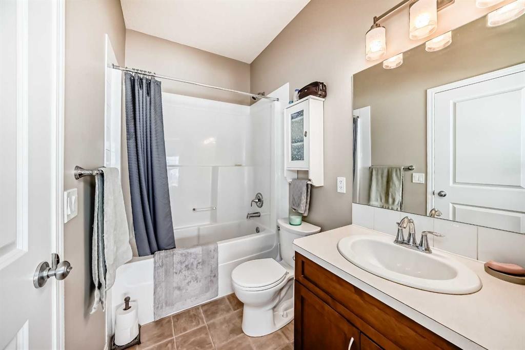 266 Fireside Place, Cochrane, AB - Indoor Photo Showing Bathroom