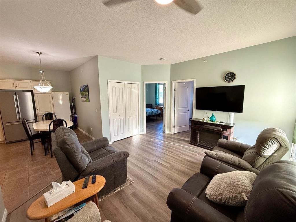323-43 Sunrise Loop Se, High River, AB - Indoor Photo Showing Living Room