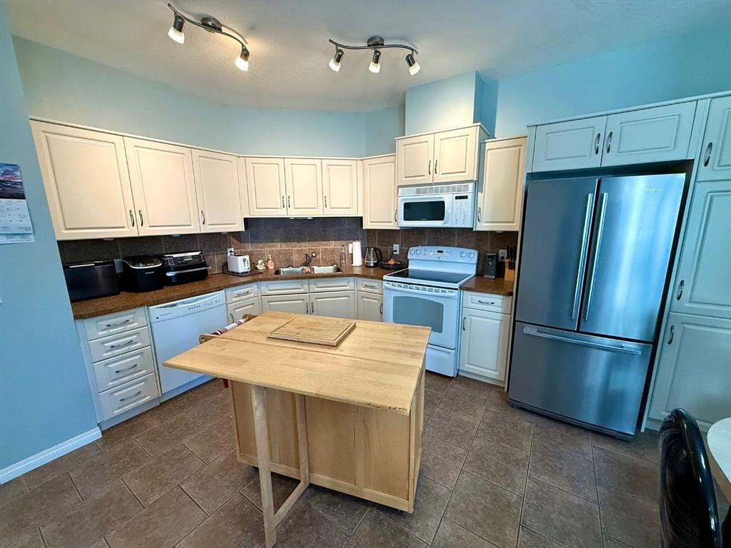 323-43 Sunrise Loop Se, High River, AB - Indoor Photo Showing Kitchen
