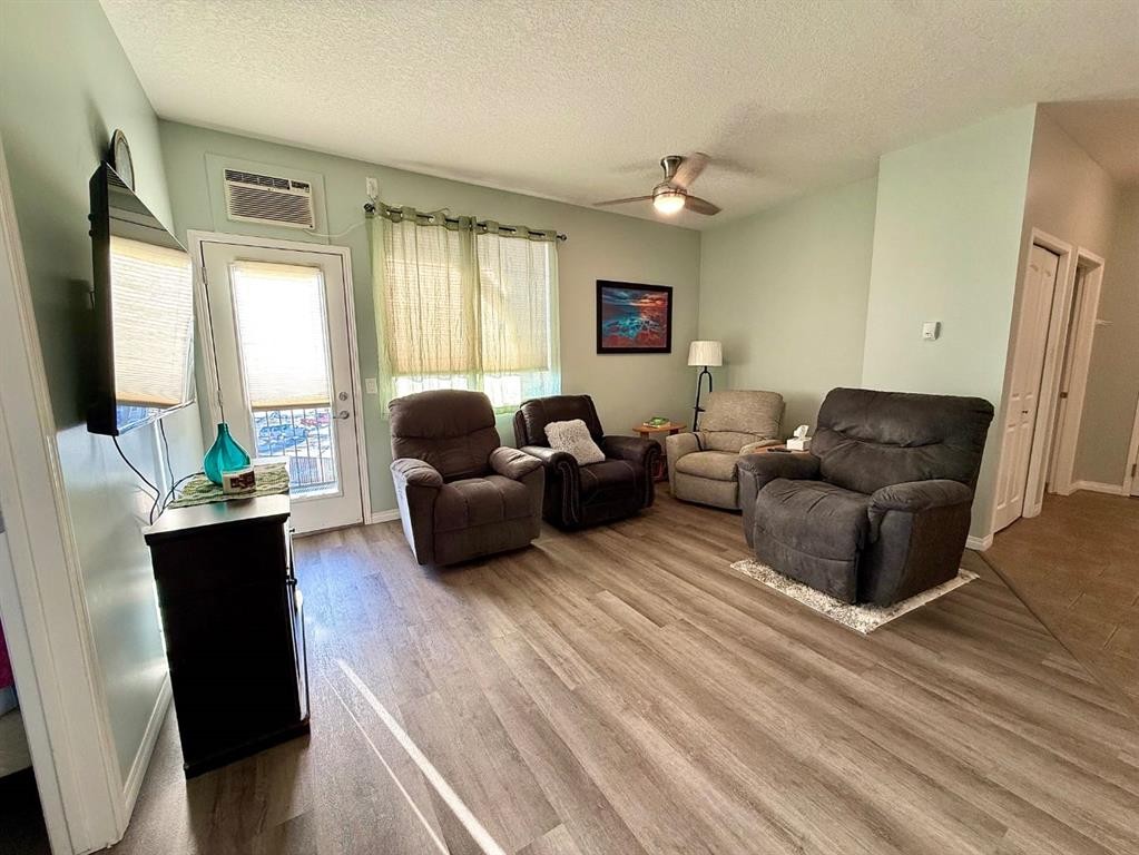 323-43 Sunrise Loop Se, High River, AB - Indoor Photo Showing Living Room