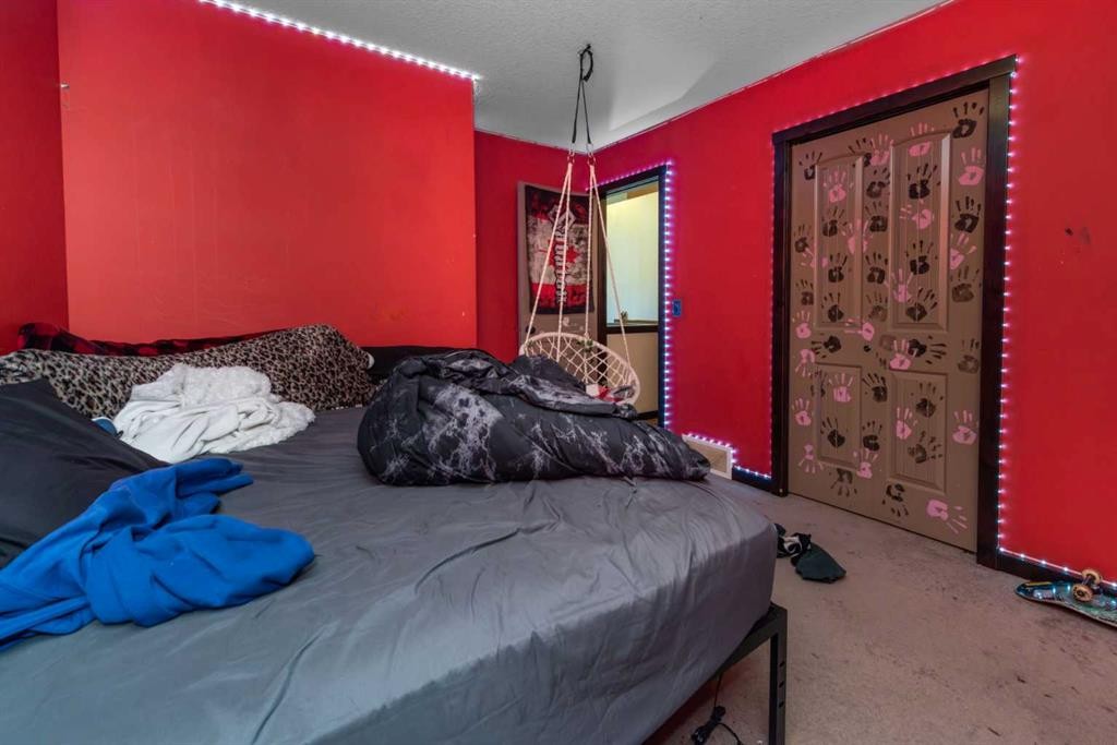 100 Willow Ridge Link, Diamond Valley, AB - Indoor Photo Showing Bedroom