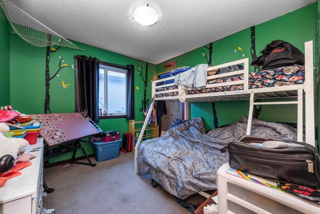 100 Willow Ridge Link, Diamond Valley, AB - Indoor Photo Showing Bedroom