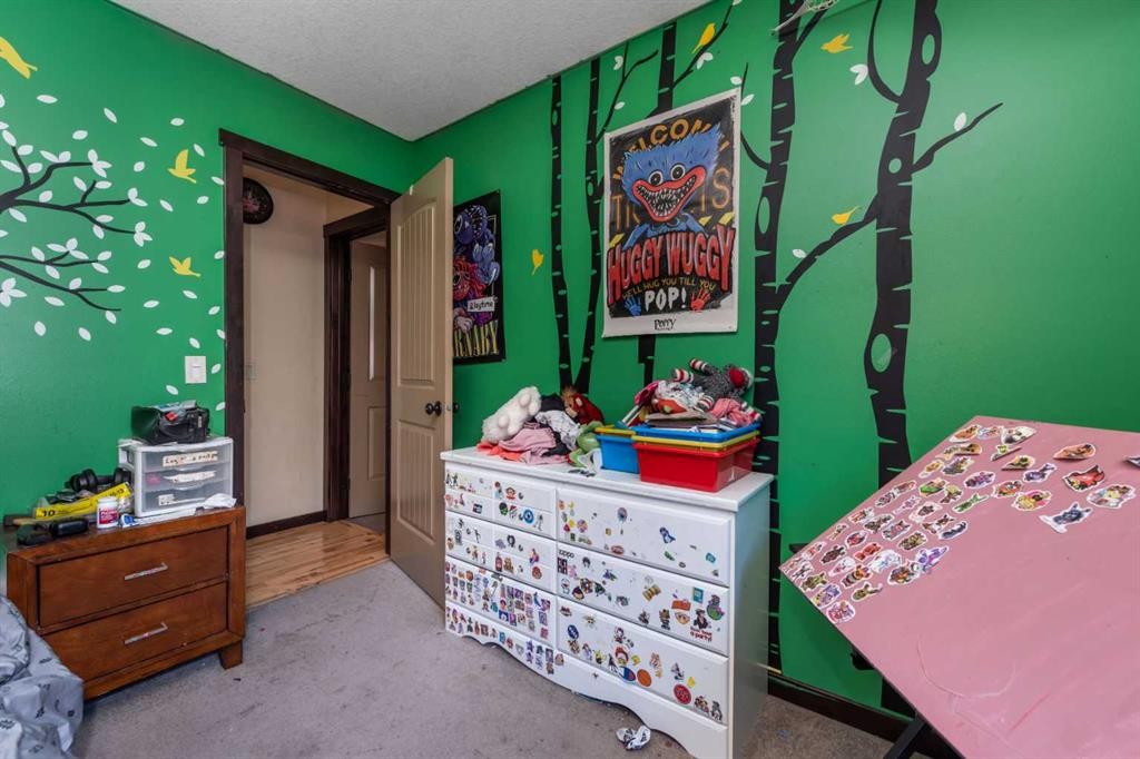 100 Willow Ridge Link, Diamond Valley, AB - Indoor Photo Showing Bedroom