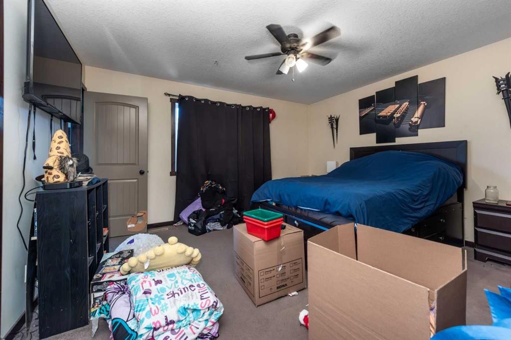 100 Willow Ridge Link, Diamond Valley, AB - Indoor Photo Showing Bedroom