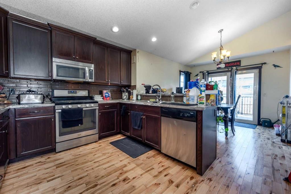 100 Willow Ridge Link, Diamond Valley, AB - Indoor Photo Showing Kitchen