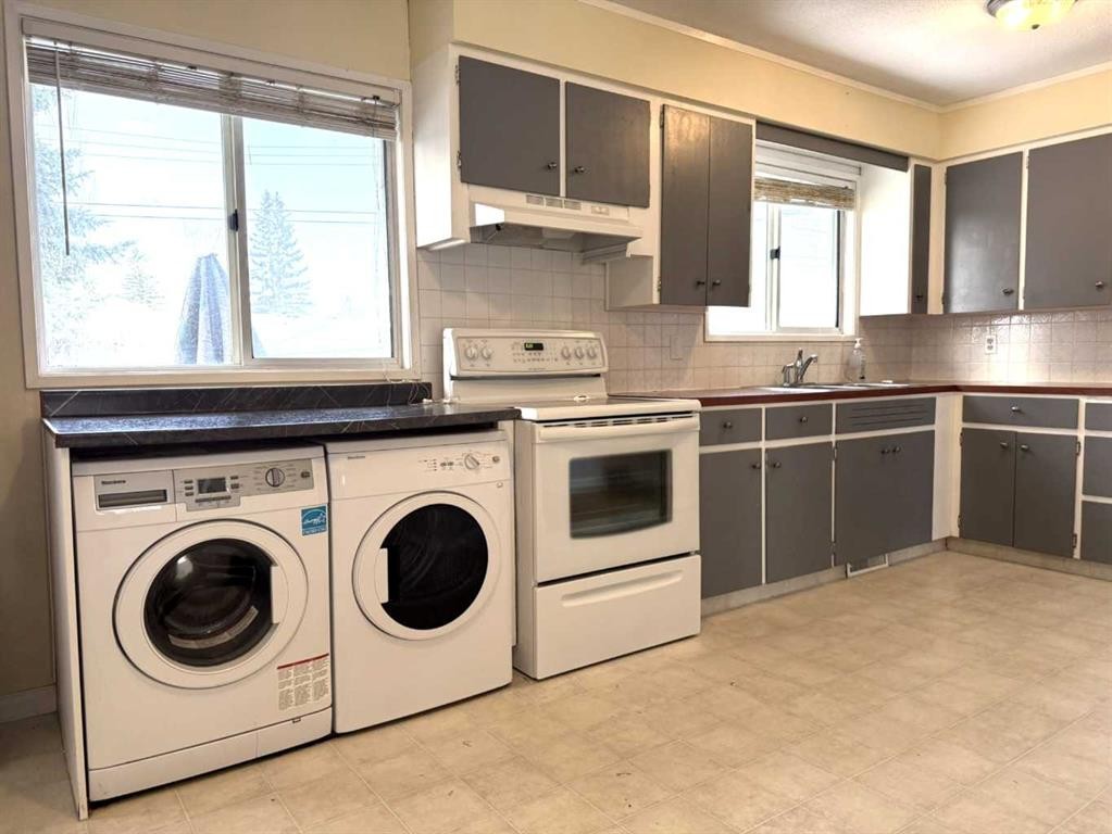 37 Arbour Crescent Se, Calgary, AB - Indoor Photo Showing Laundry Room