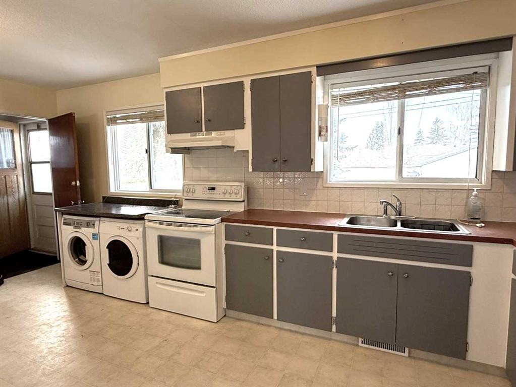 37 Arbour Crescent Se, Calgary, AB - Indoor Photo Showing Kitchen With Double Sink