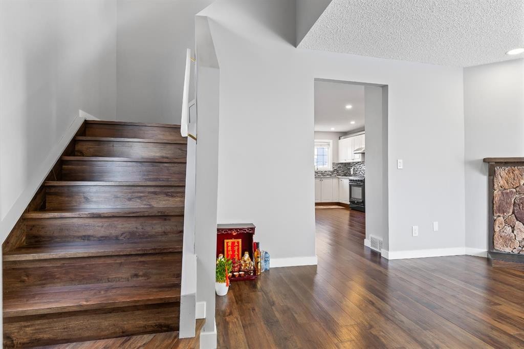 392 Templeside Circle Ne, Calgary, AB - Indoor Photo Showing Other Room