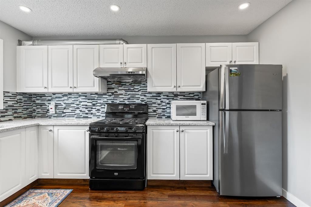 392 Templeside Circle Ne, Calgary, AB - Indoor Photo Showing Kitchen With Upgraded Kitchen