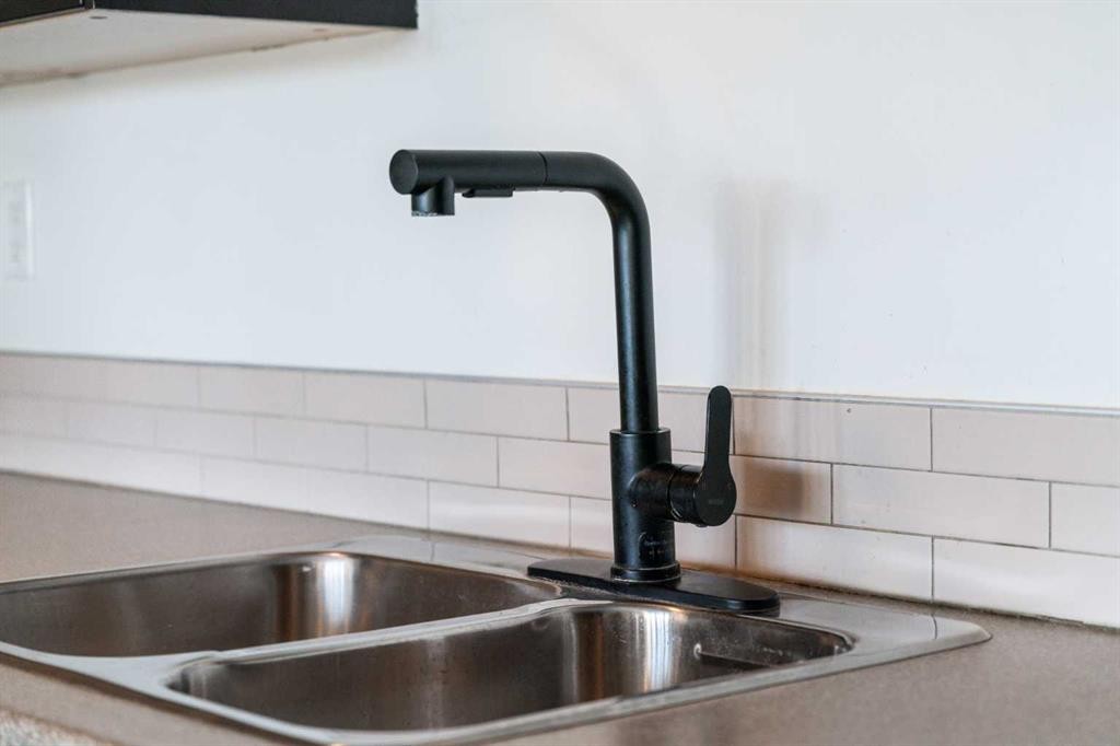 504-505 19 Avenue Sw, Calgary, AB - Indoor Photo Showing Kitchen With Double Sink