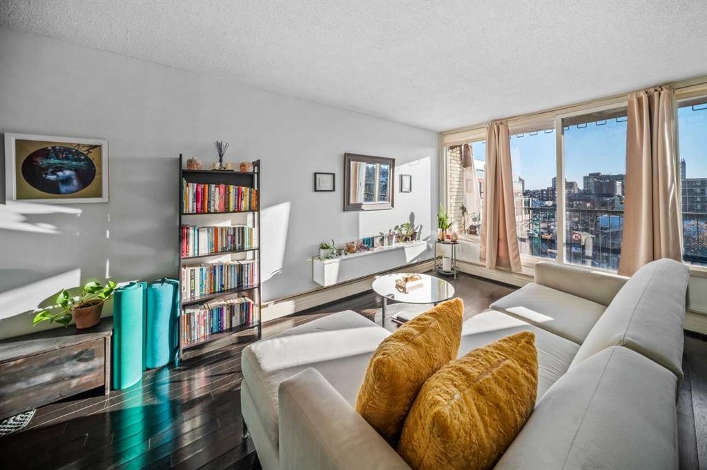 504-505 19 Avenue Sw, Calgary, AB - Indoor Photo Showing Living Room