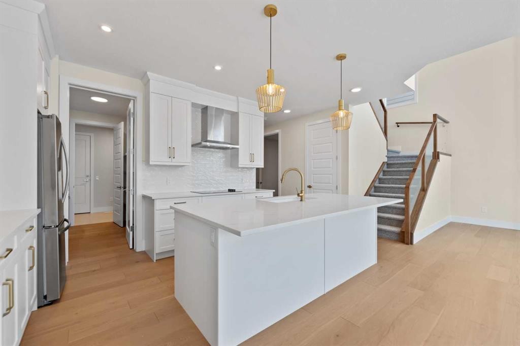 185 South Shore View, Chestermere, AB - Indoor Photo Showing Kitchen With Upgraded Kitchen