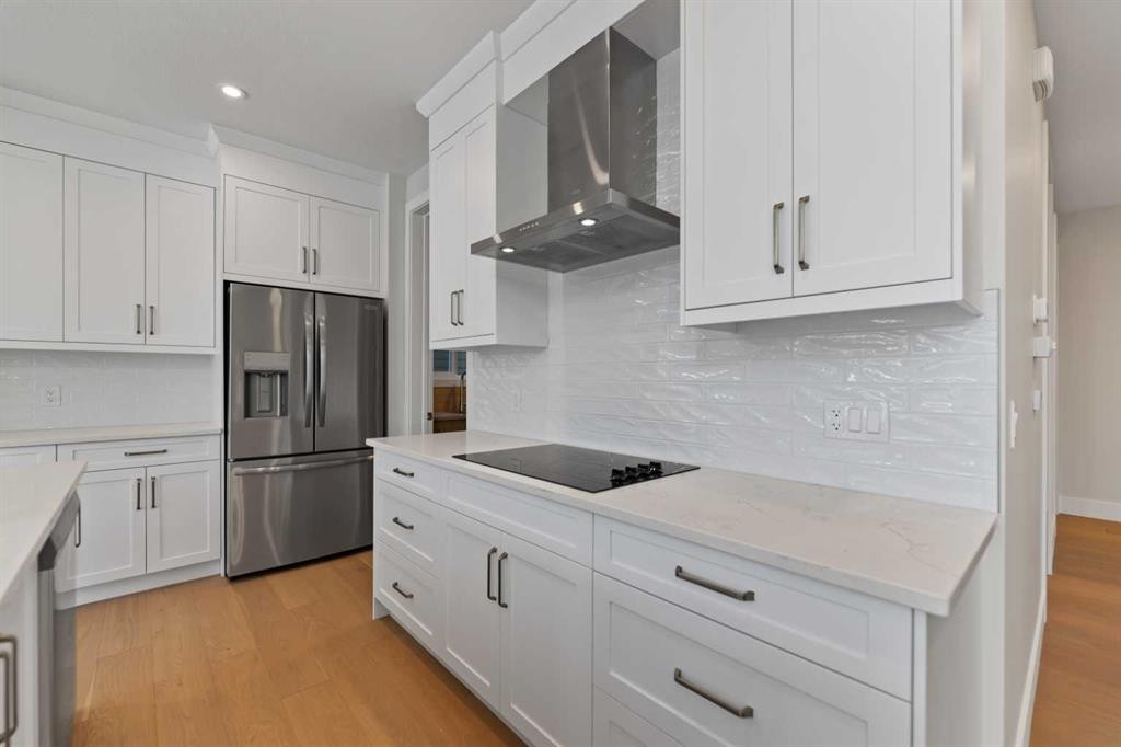 185 South Shore View, Chestermere, AB - Indoor Photo Showing Kitchen With Upgraded Kitchen