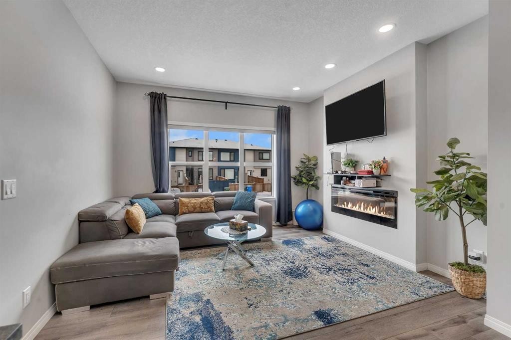 89 Homestead Crescent Ne, Calgary, AB - Indoor Photo Showing Living Room