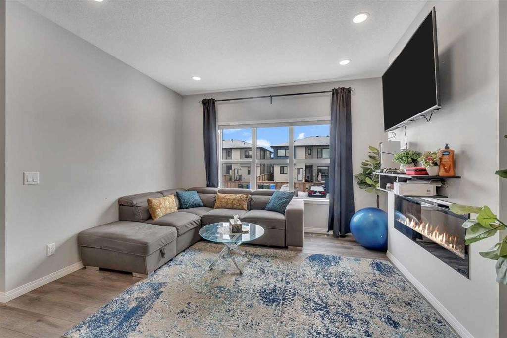 89 Homestead Crescent Ne, Calgary, AB - Indoor Photo Showing Living Room