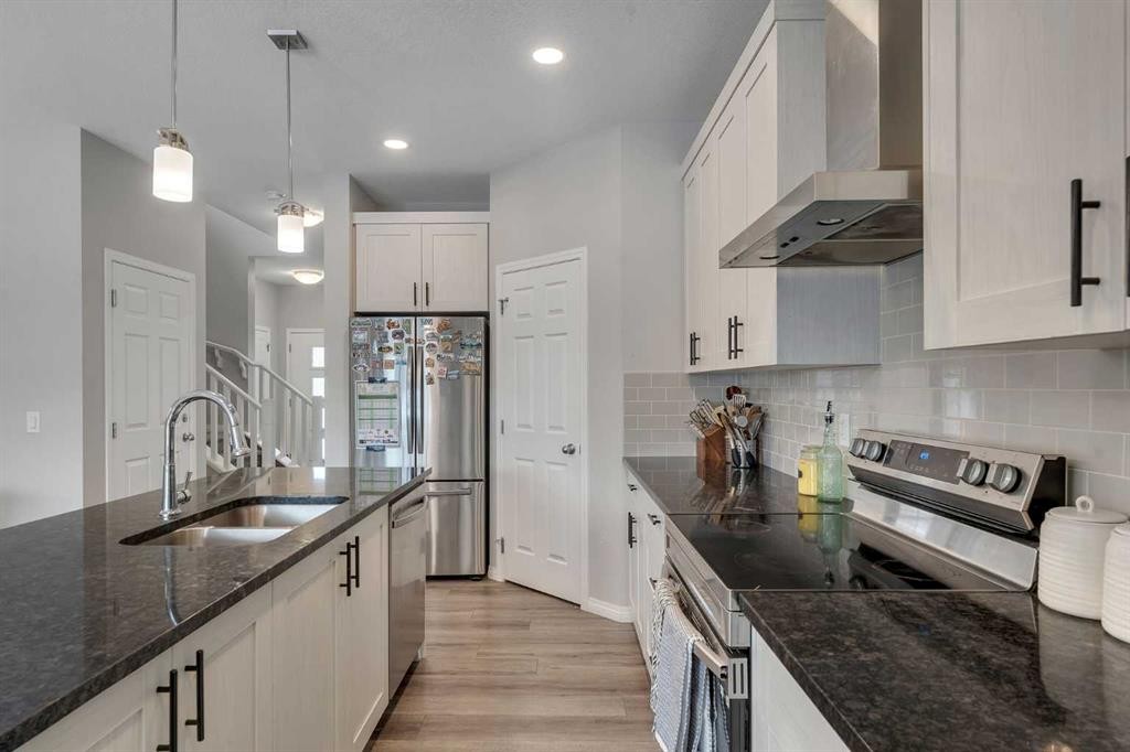 89 Homestead Crescent Ne, Calgary, AB - Indoor Photo Showing Kitchen With Double Sink With Upgraded Kitchen