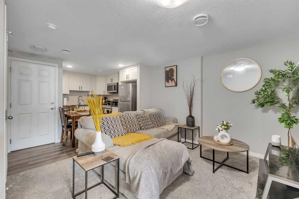 89 Homestead Crescent Ne, Calgary, AB - Indoor Photo Showing Living Room